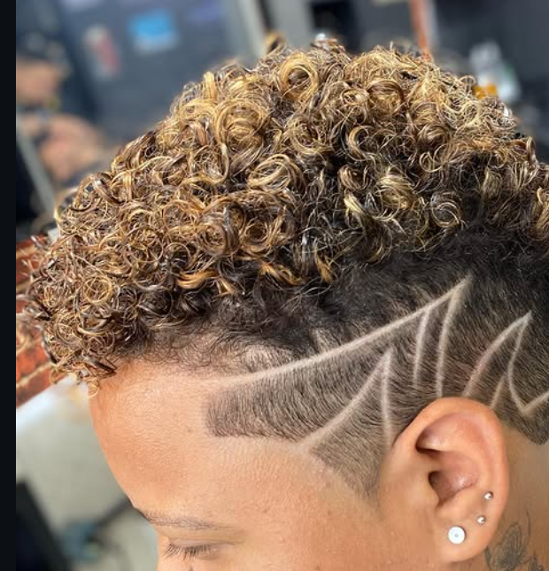 Cabelo cacheado com desenho na lateral