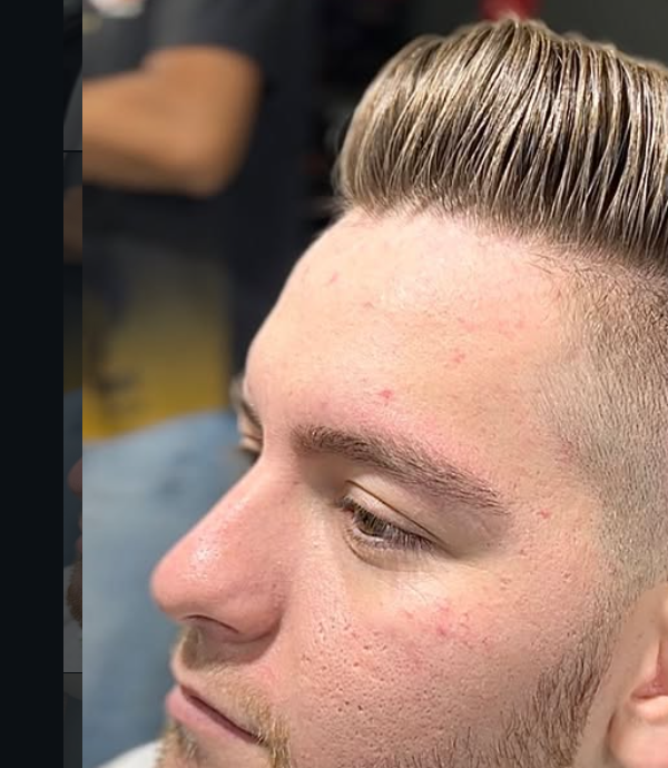 Topete com degradê na lateral
